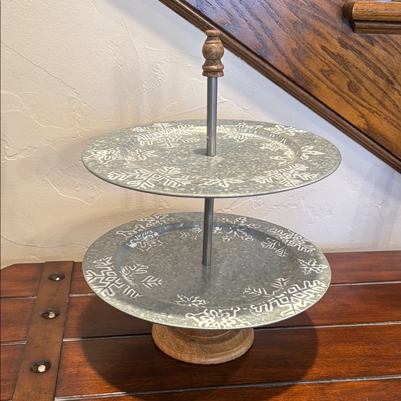 ❄️ Two-Tier Galvanized Metal Stand with Snowflake Design ❄️ - Picture 1 of 5